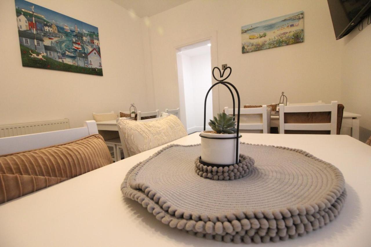 Media Manor - Fully Refurbished In 2022 - Large 6 Bedrooms, 3 Bathrooms Plus Media Games Room 블랙풀 외부 사진